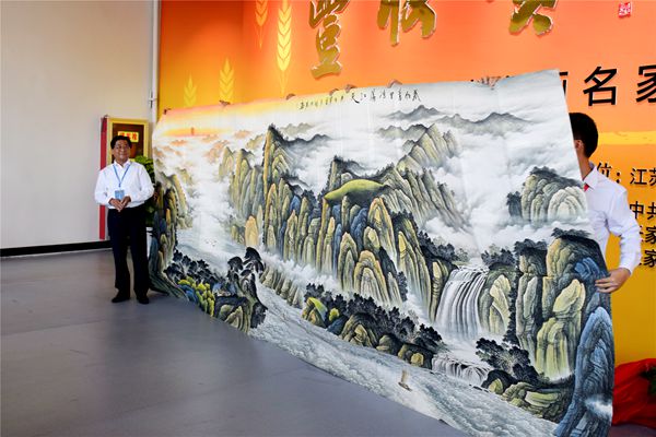 中国农民丰收节江苏主场在永联村举行 陶洪君出席并赠大型书画